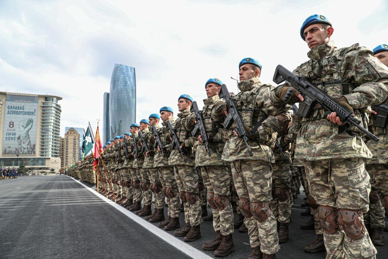 Азербайджан отмечает годовщину Парада Победы