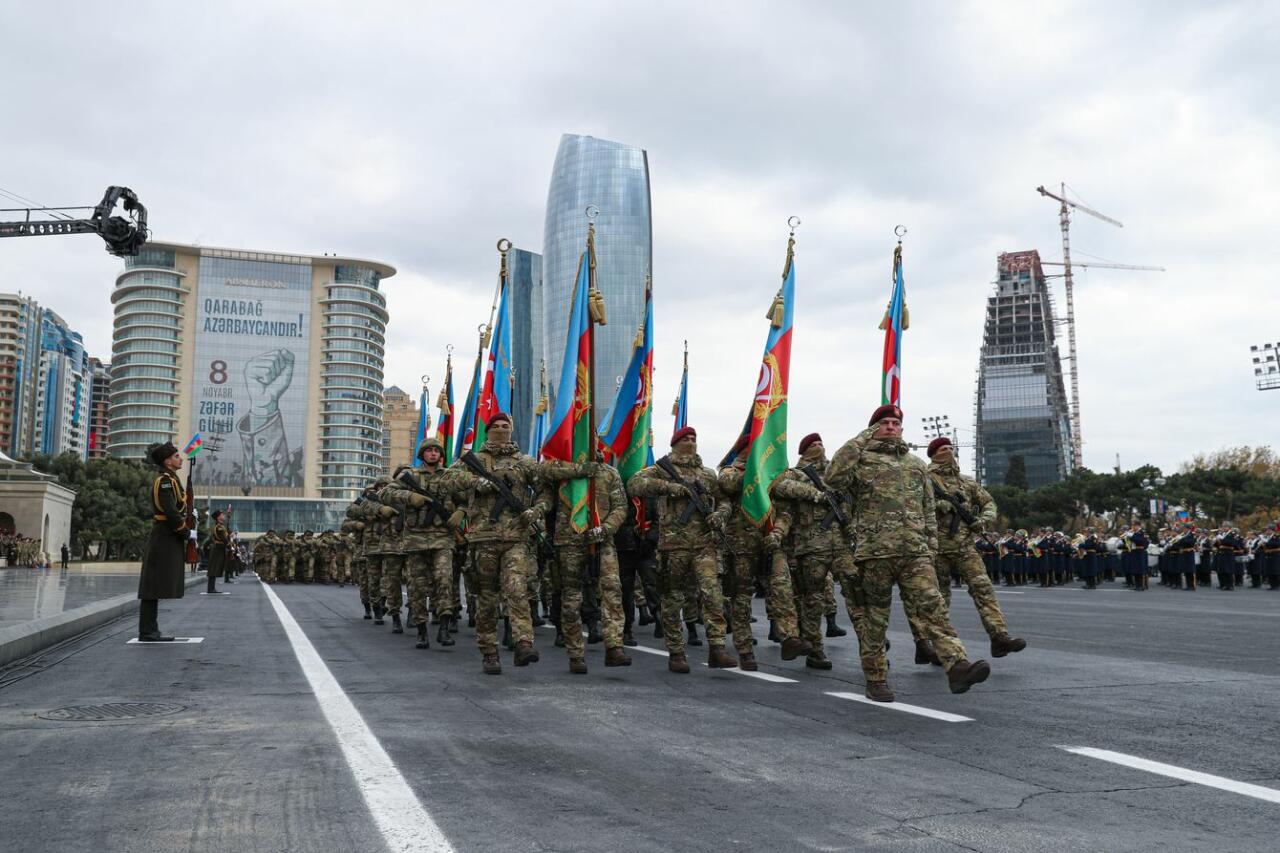 Азербайджан отмечает годовщину Парада Победы