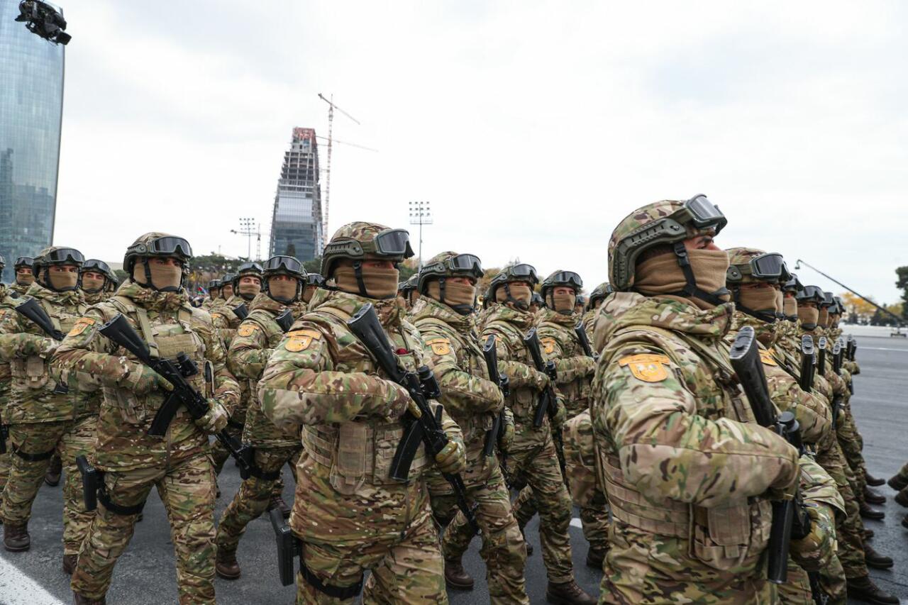 Азербайджан отмечает годовщину Парада Победы
