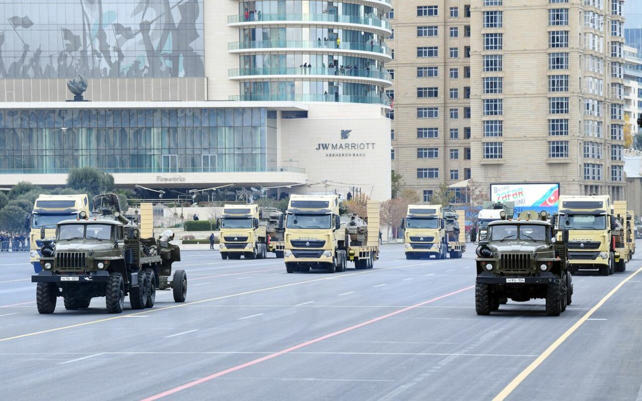 Азербайджан отмечает годовщину Парада Победы