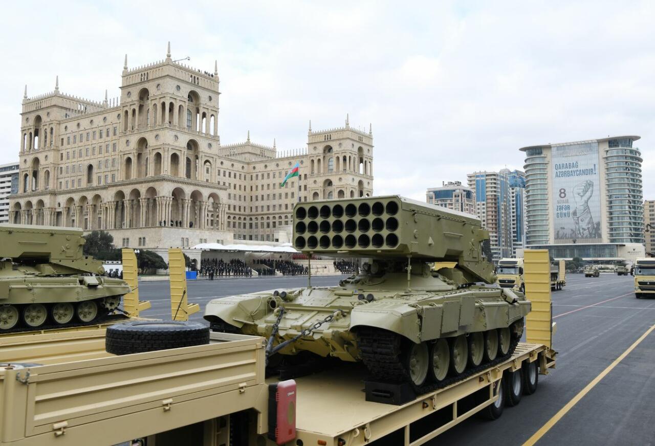Азербайджан отмечает годовщину Парада Победы
