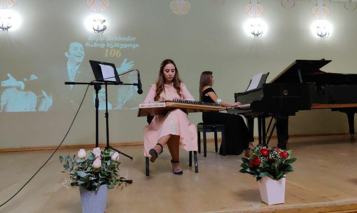 Участники проекта "Gənclərə dəstək" на сцене Тбилисской консерватории