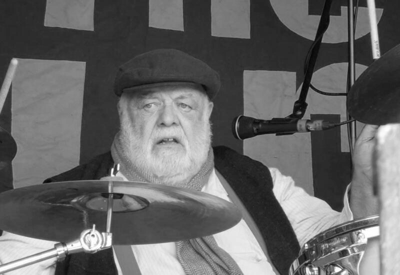 Барабанщик The Wurzels умер от коронавируса