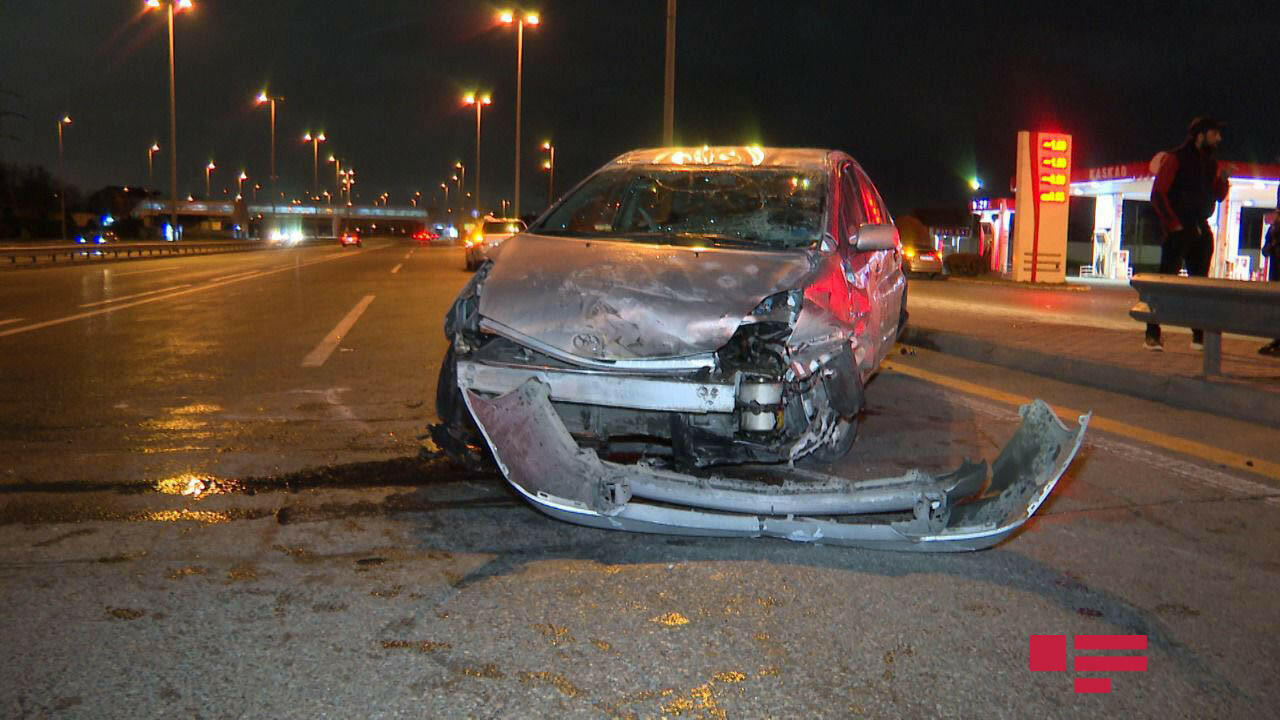 В Баку такси попало в тяжелое ДТП, есть пострадавшие