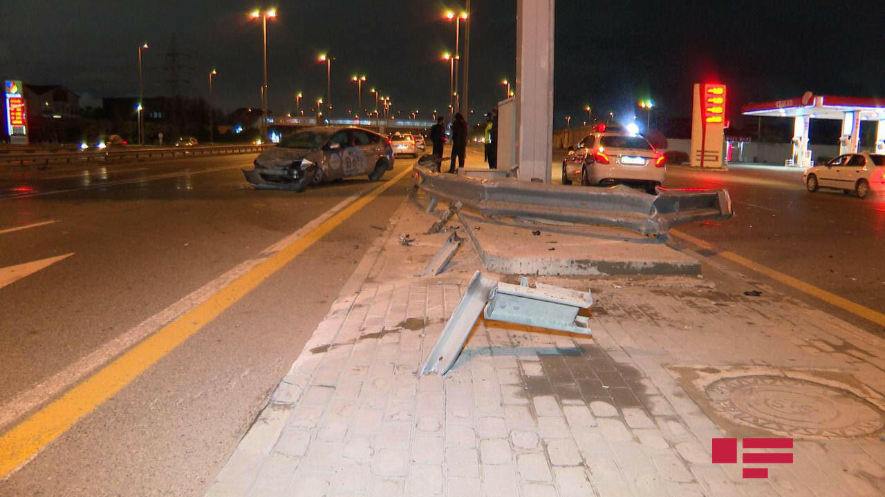 В Баку такси попало в тяжелое ДТП, есть пострадавшие