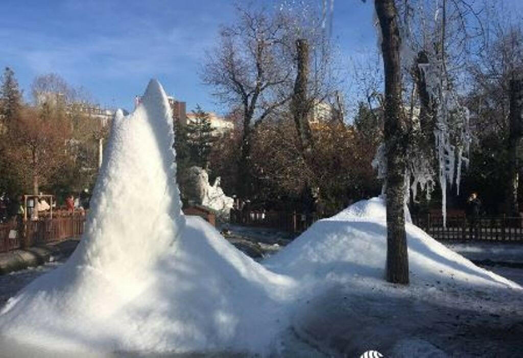 В турецкой столице замерз фонтан