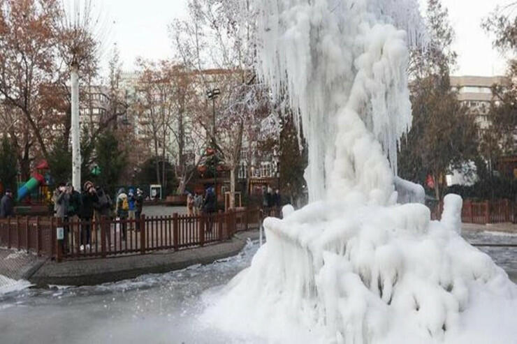 В турецкой столице замерз фонтан