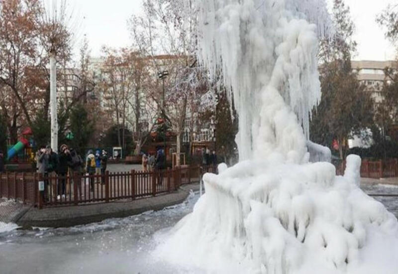 В турецкой столице замерз фонтан