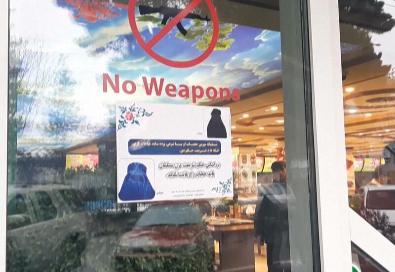 Талибы приказали женщинам носить скрывающую одежду