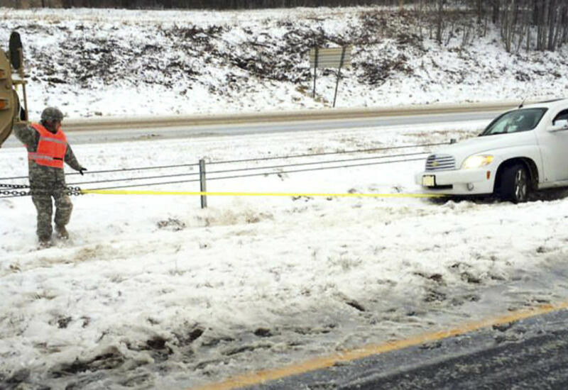 В Пакистане несколько тысяч автомобилей застряли в снегу, много погибших