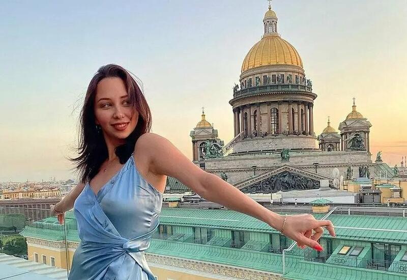 Российская фигуристка попозировала в красном нижнем белье