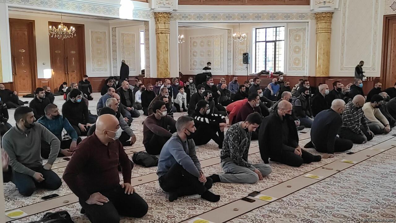 Верующие поблагодарили Президента Ильхама Алиева за условия, созданные в мечети «Ханым Фатимеи Захра»