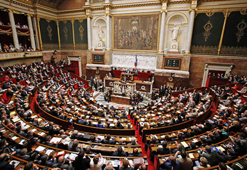 Парламентарии Франции повздорили из-за вакцинного пропуска