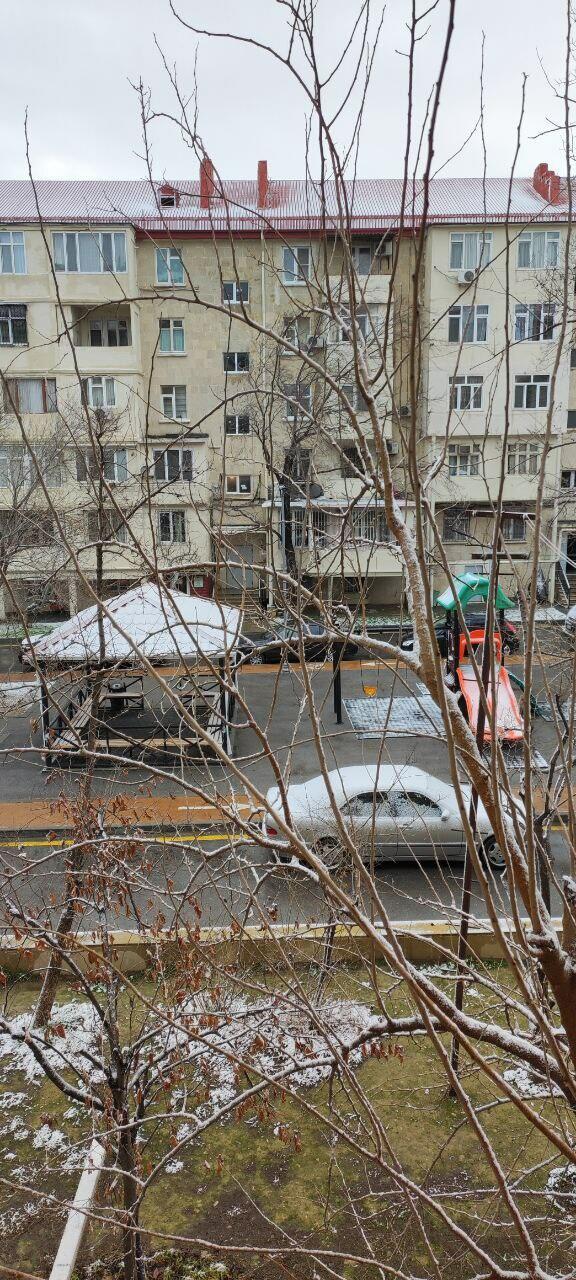 Долгожданный снег на улицах Баку