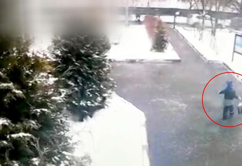 Побег мальчика из детсада попал на видео