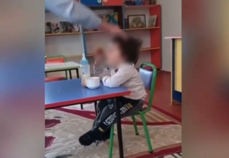 Nazirlik azyaşlını döyən tərbiyəçi ilə bağlı açıqlama yayıb