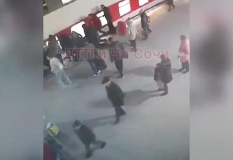 Маленькая девочка упала под колеса отправляющегося поезда в Сочи