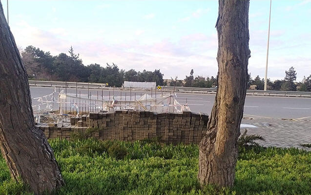 Piyadalar üçün təhlükəli olan yolda keçid inşa olunur