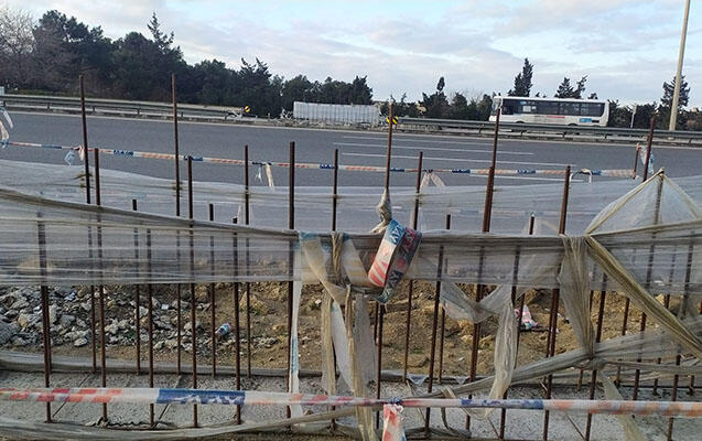 Piyadalar üçün təhlükəli olan yolda keçid inşa olunur