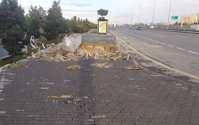Piyadalar üçün təhlükəli olan yolda keçid inşa olunur
