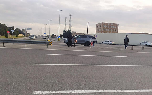 Piyadalar üçün təhlükəli olan yolda keçid inşa olunur