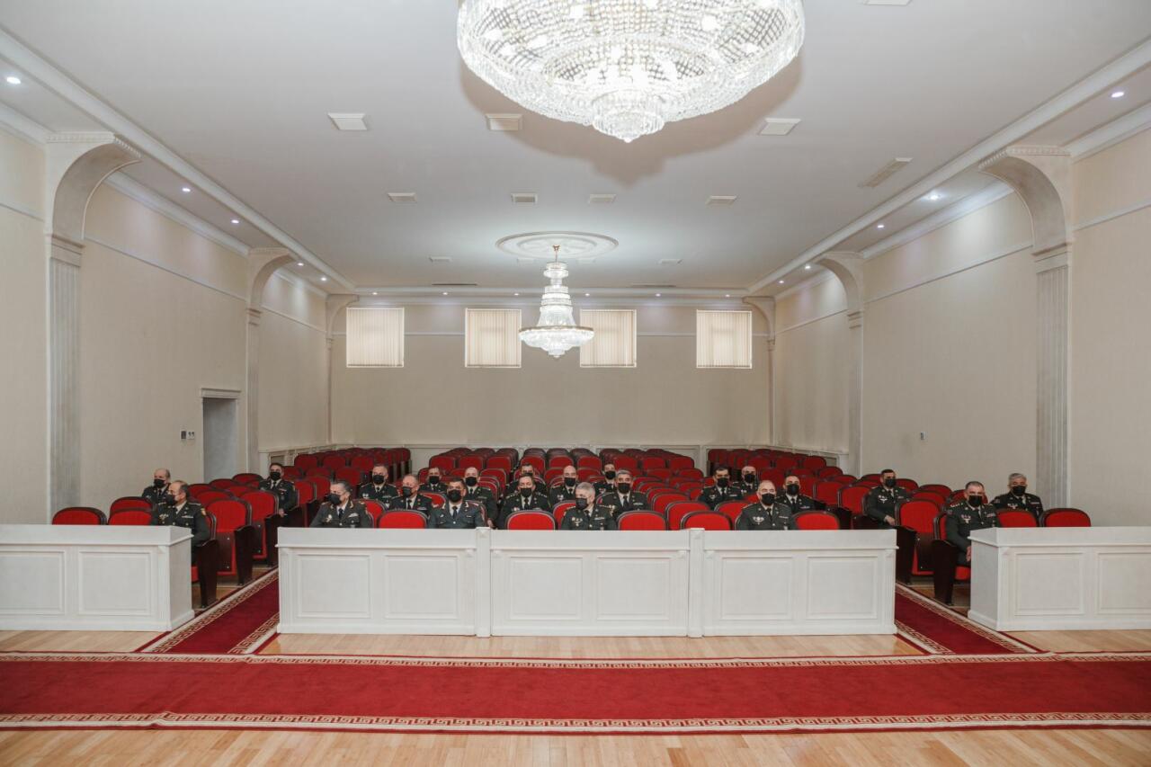 Vilayət Eyvazov Daxili Qoşunların Baş İdarəsində müşavirə keçirib