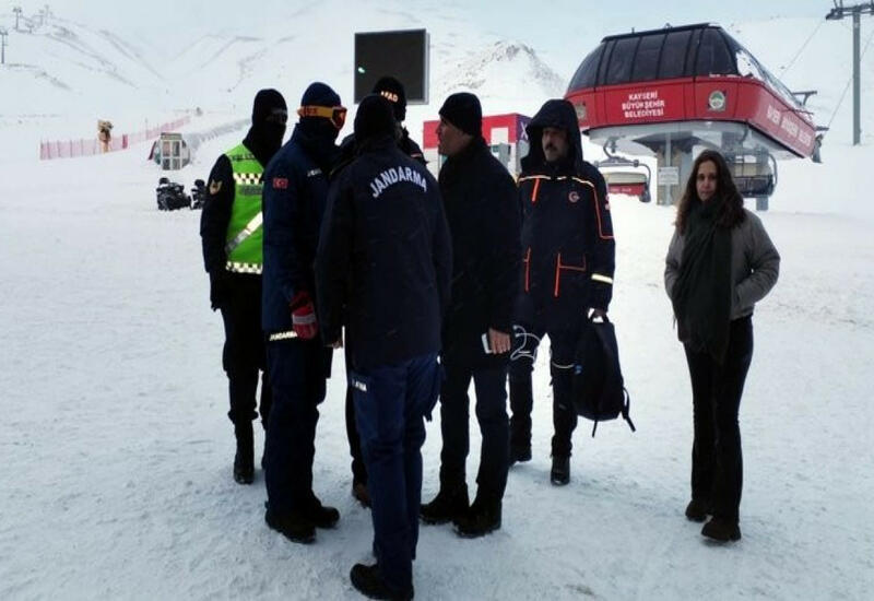 Туристы попали под лавину в Турции