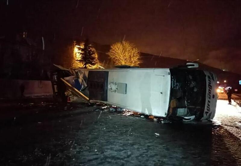 Türkiyədə sərnişin avtobusu yük maşınına çırpılaraq aşıb, yaralılar var
