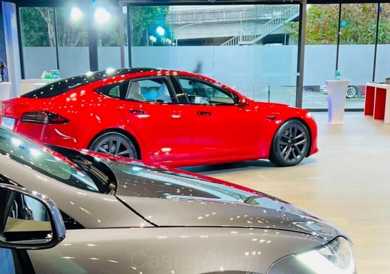 Tesla представила новый электромобиль