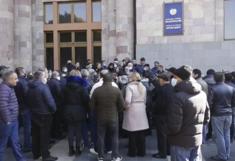 "Наши дети не должны быть в Карабахе!"