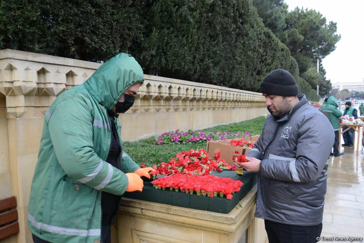 На Аллее шехидов проводятся работы по благоустройству