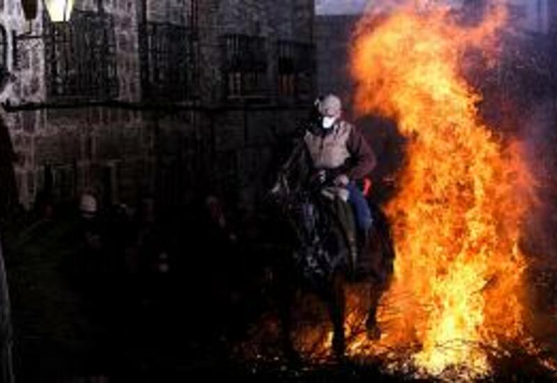 Сотни людей на фестивале Luminarias в Испании