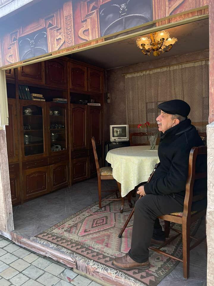 Макет дома в стиле 90-х установили в Ичеришехер