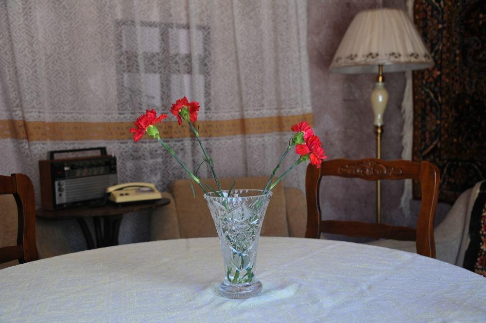 Макет дома в стиле 90-х установили в Ичеришехер