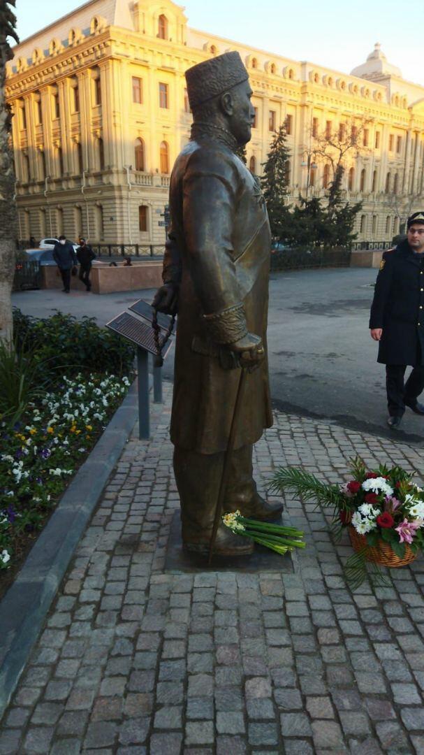 Задержаны лица, повредившие памятник Гаджи Зейналабдину Тагиеву в Баку