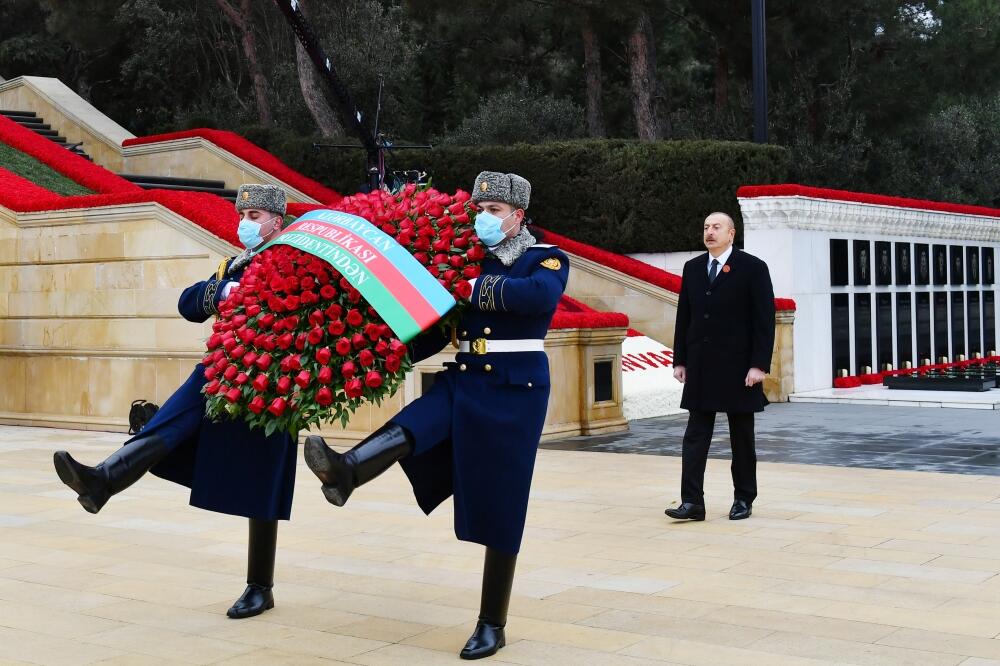 Президент Ильхам Алиев и Первая леди Мехрибан Алиева посетили Аллею шехидов в связи с 32-й годовщиной трагедии 20 Января
