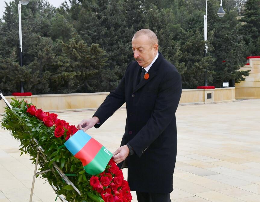 Президент Ильхам Алиев и Первая леди Мехрибан Алиева посетили Аллею шехидов в связи с 32-й годовщиной трагедии 20 Января
