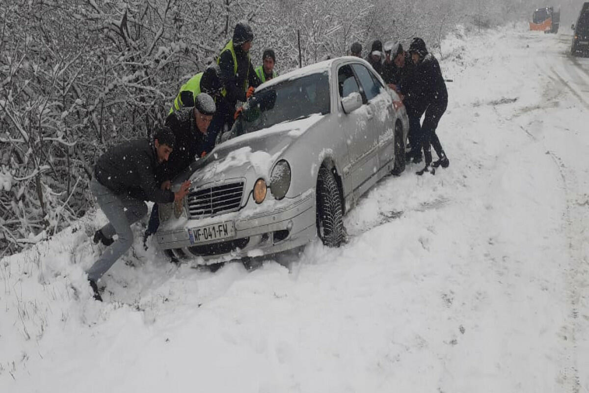 На Агсуинском перевале столкнулись около 10 автомобилей,