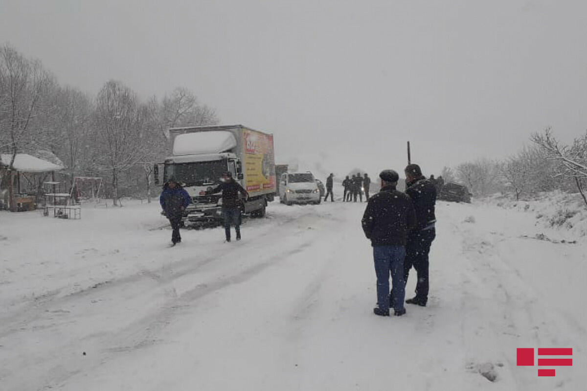 На Агсуинском перевале столкнулись около 10 автомобилей,