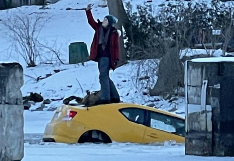 Qadın batan avtomobilinin üstündə selfi çəkdirdi