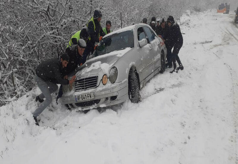 На Агсуинском перевале столкнулись около 10 автомобилей,