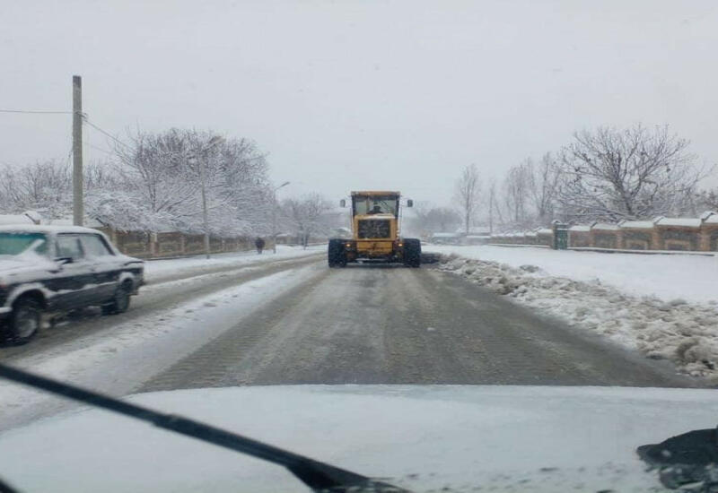 В Азербайджане некоторые дороги покрылись льдом