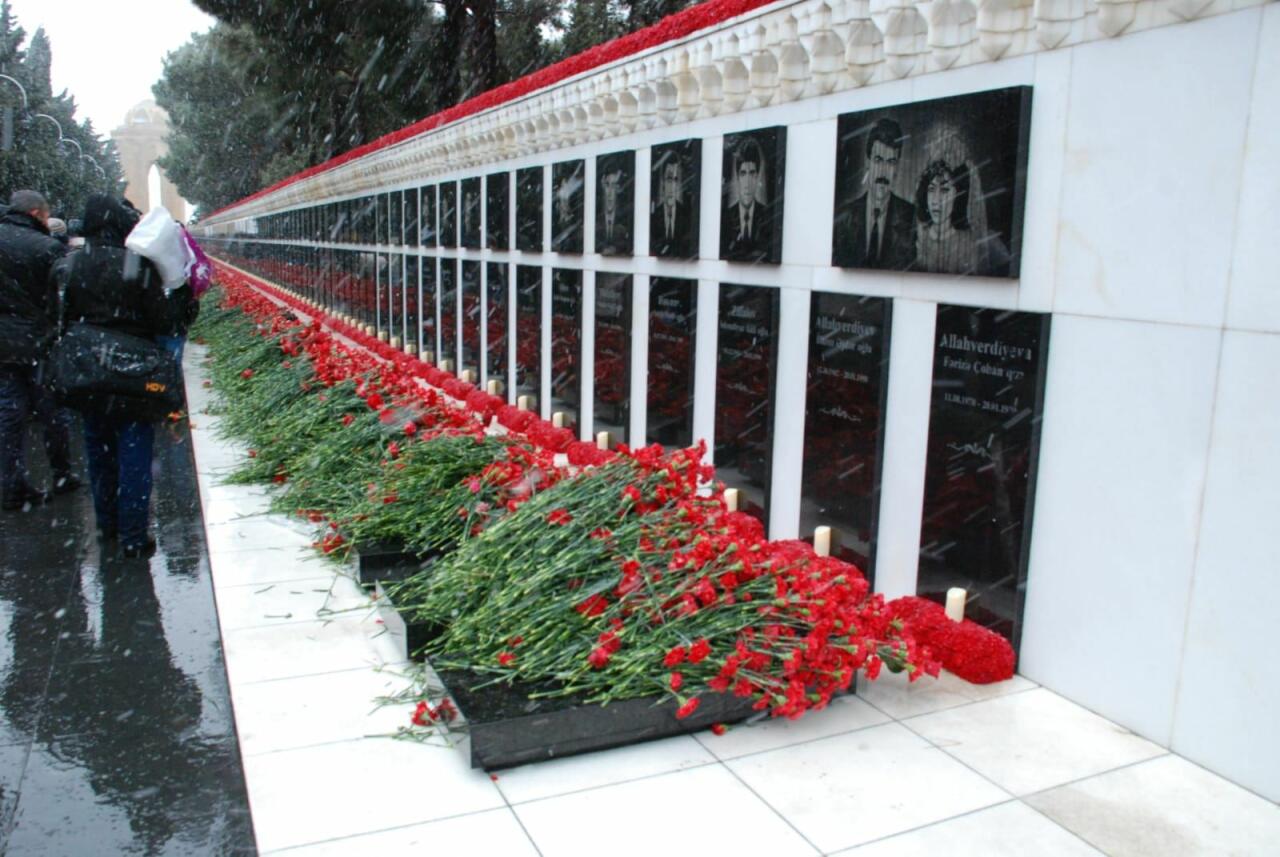 AHİK-in rəhbərliyi Şəhidlər xiyabanını ziyarət edib