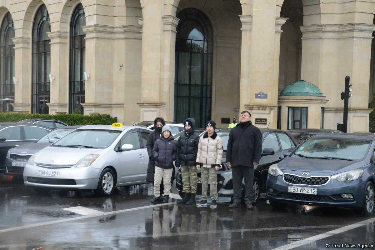 В Азербайджане память шехидов почтена минутой молчания