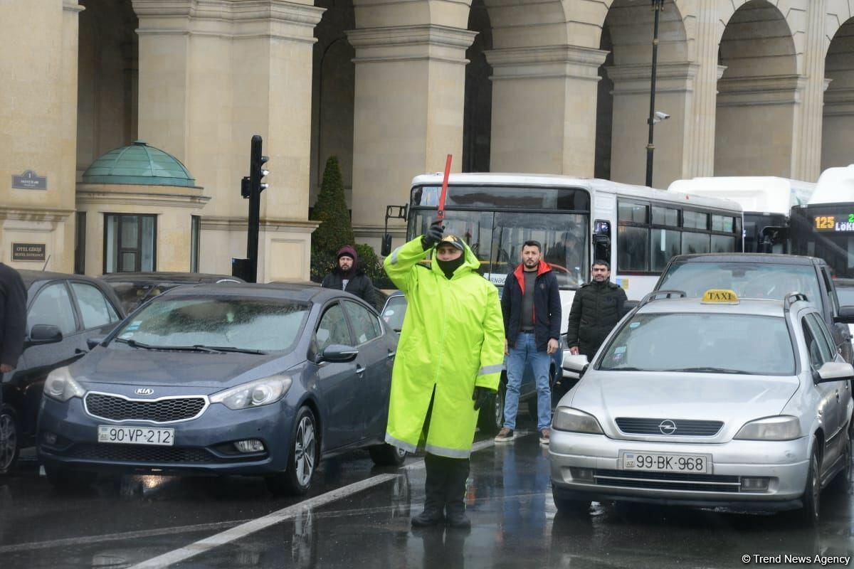 В Азербайджане память шехидов почтена минутой молчания