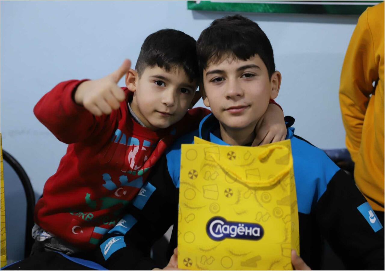 “Avrora" Qrup uşaq sığınacaqlarında məskunlaşan uşaqları sevindirib