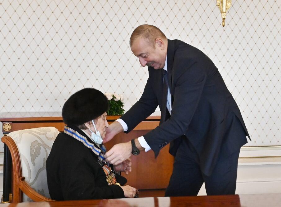 Президент Ильхам Алиев вручил председателю Организации ветеранов войны, труда и Вооруженных сил Азербайджана Фатме Саттаровой орден "Истиглал"