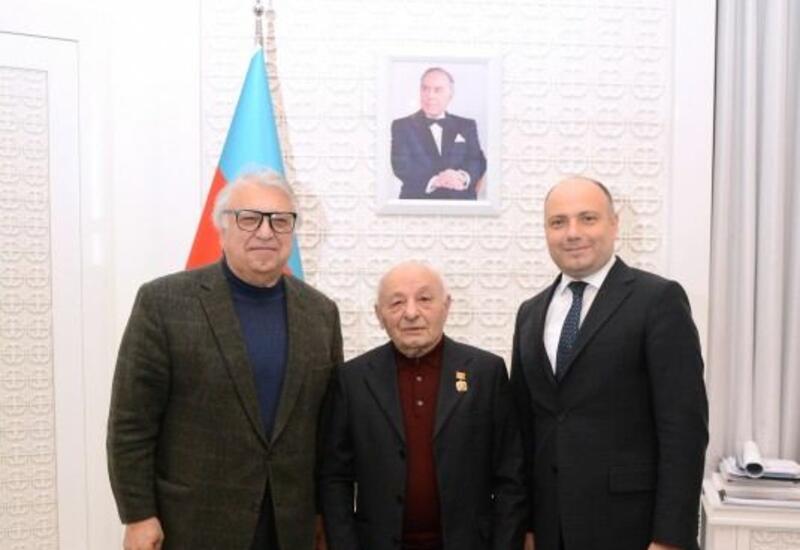 Омару Эльдарову и Фархаду Бадалбейли вручены памятные нагрудные знаки "880-летие Низами Гянджеви"