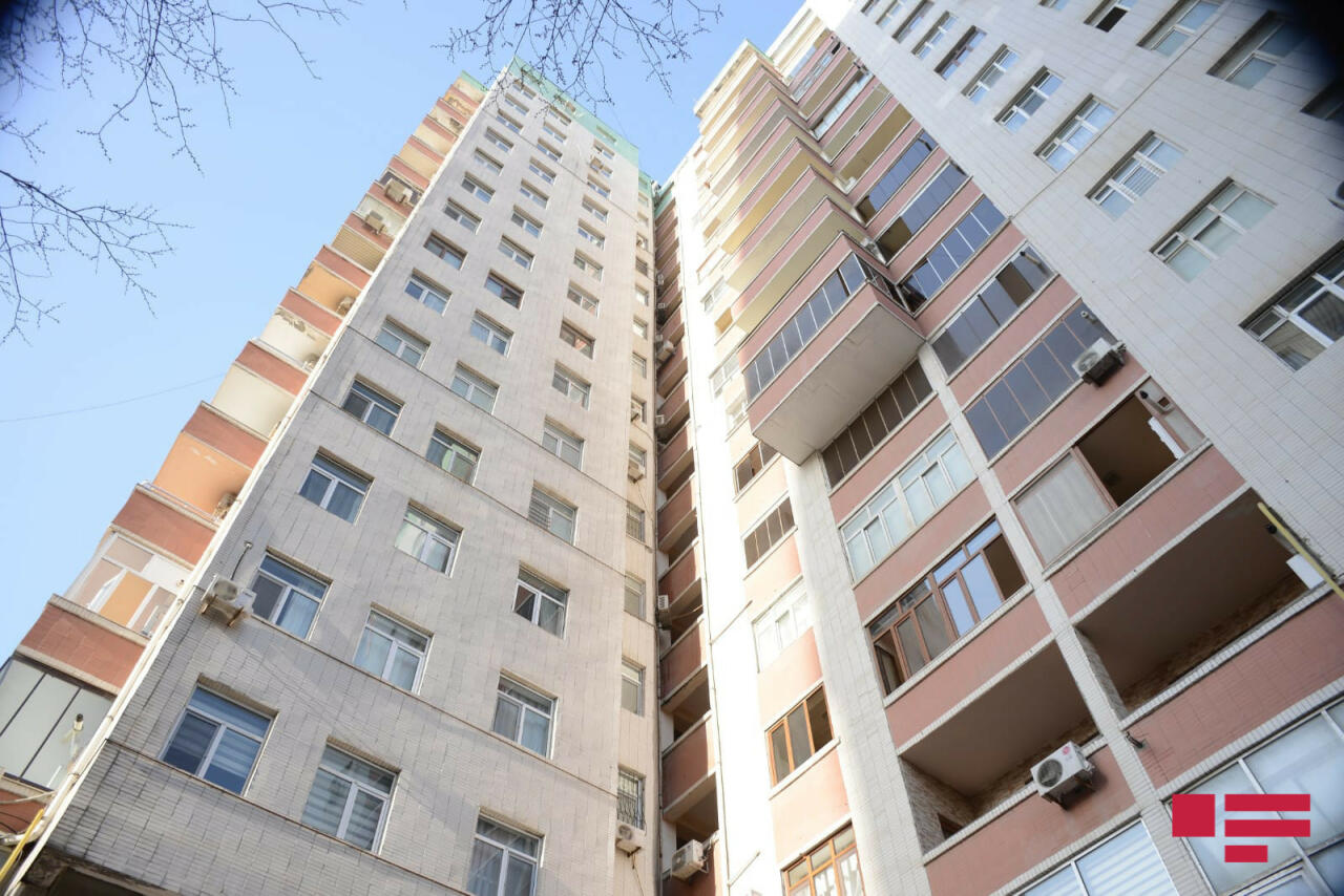 В Баку произошел пожар в жилом доме