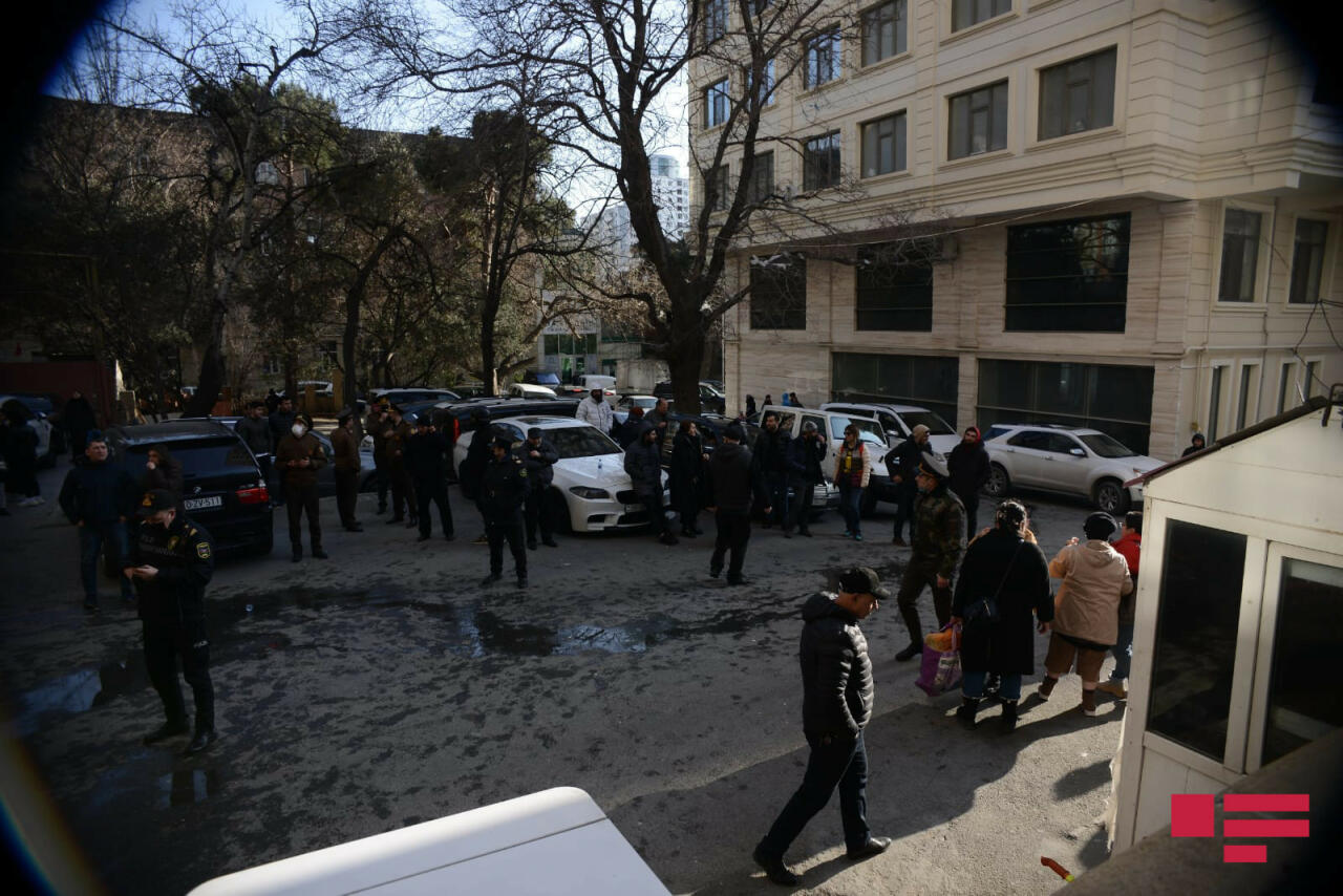 В Баку произошел пожар в жилом доме